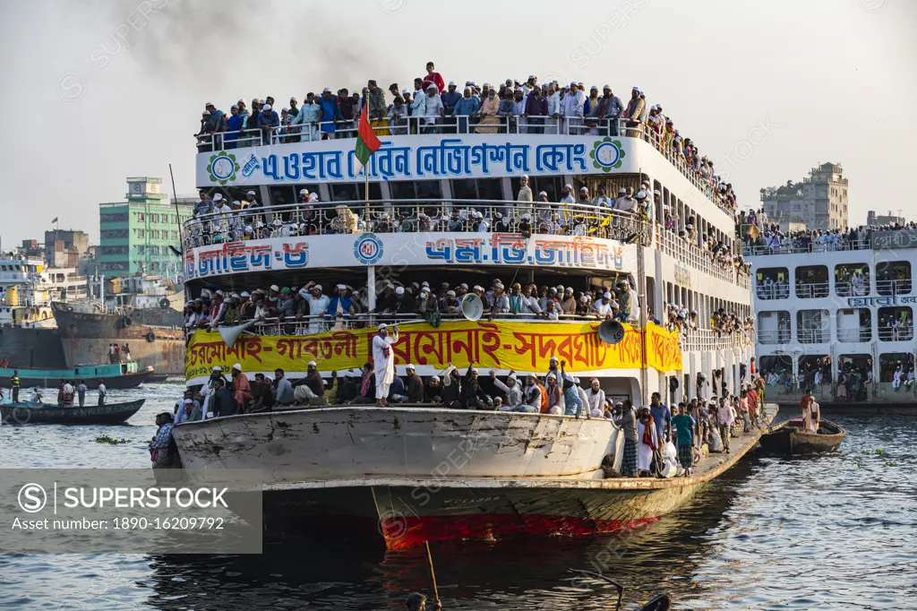 Overloaded passenger ferry with pilgrims on the Dhaka River, Port of Dhaka, Dhaka, Bangladesh, Asia