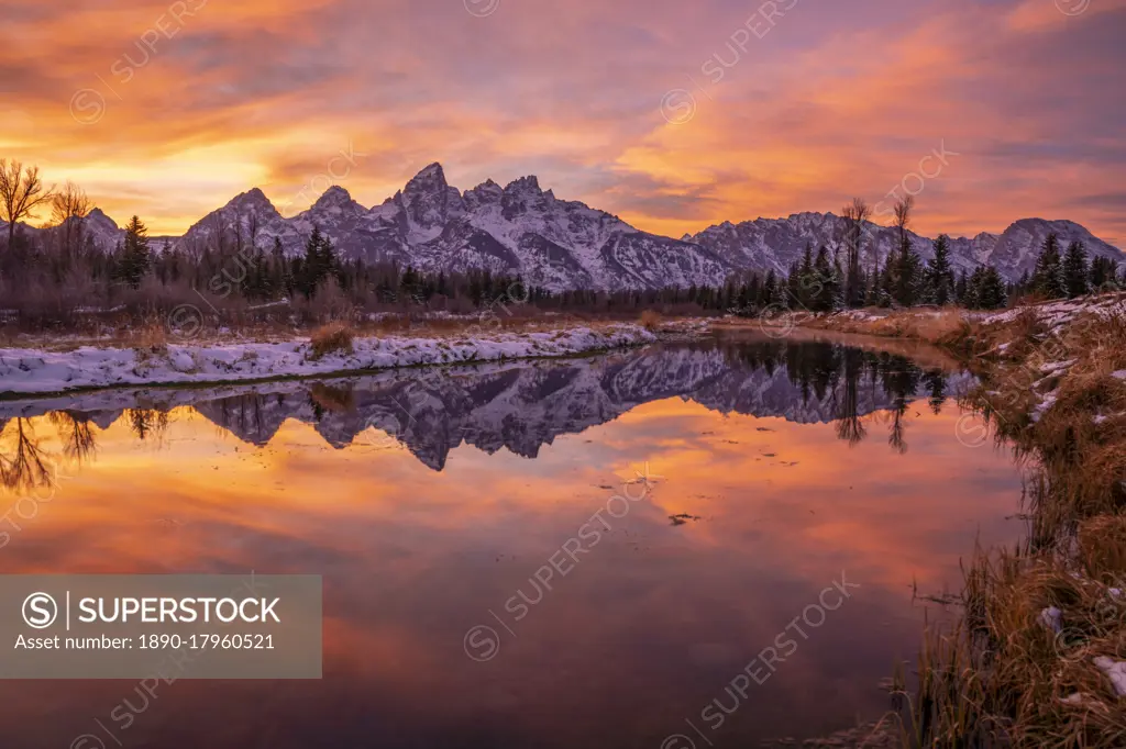 Sunset and reflection of Teton Range in Snake River at Schwabacher's Landing, Grand Teton National Park, Wyoming, United States of America, North America