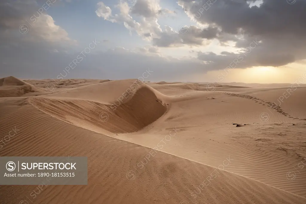 Sand dunes at sunset in the Wahiba Sands desert, Oman, Middle East