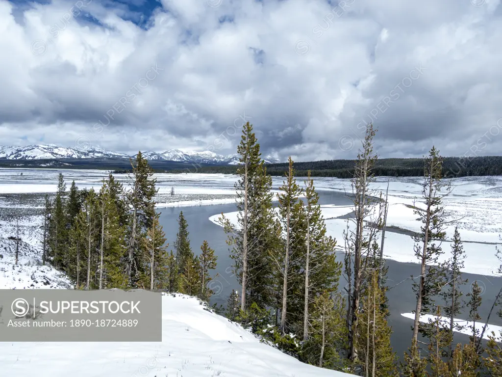 The Yellowstone River surrounded by snow-capped mountains, Yellowstone National Park, UNESCO World Heritage Site, Wyoming, United States of America, North America