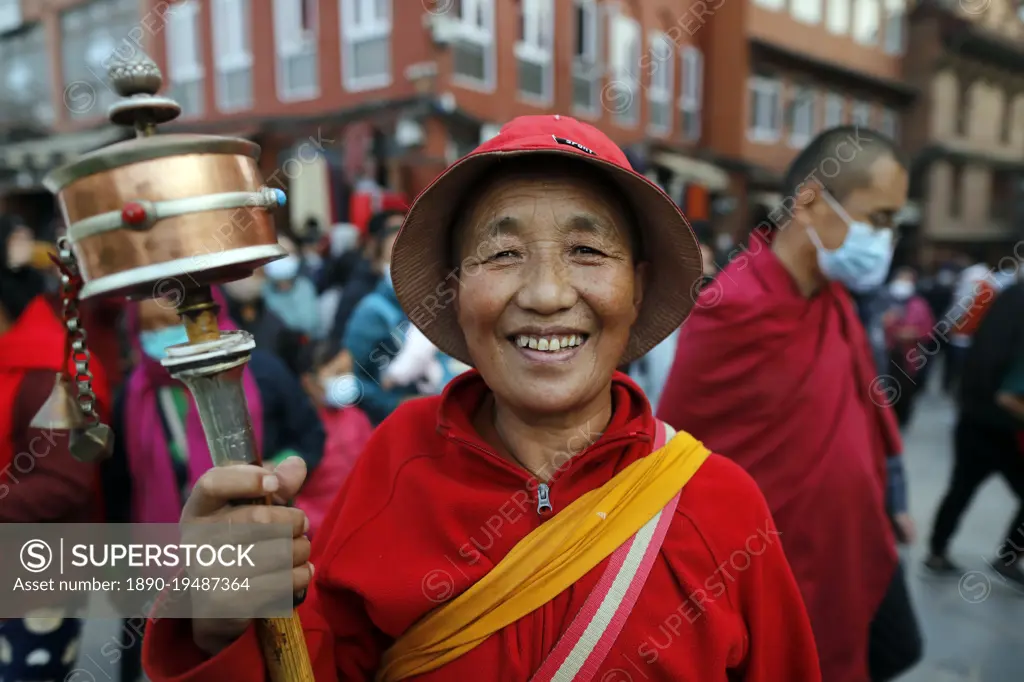 Buddhist monk on a pilgrimage around the Bodhnath Stupa, Kathmandu, Nepal, Asia