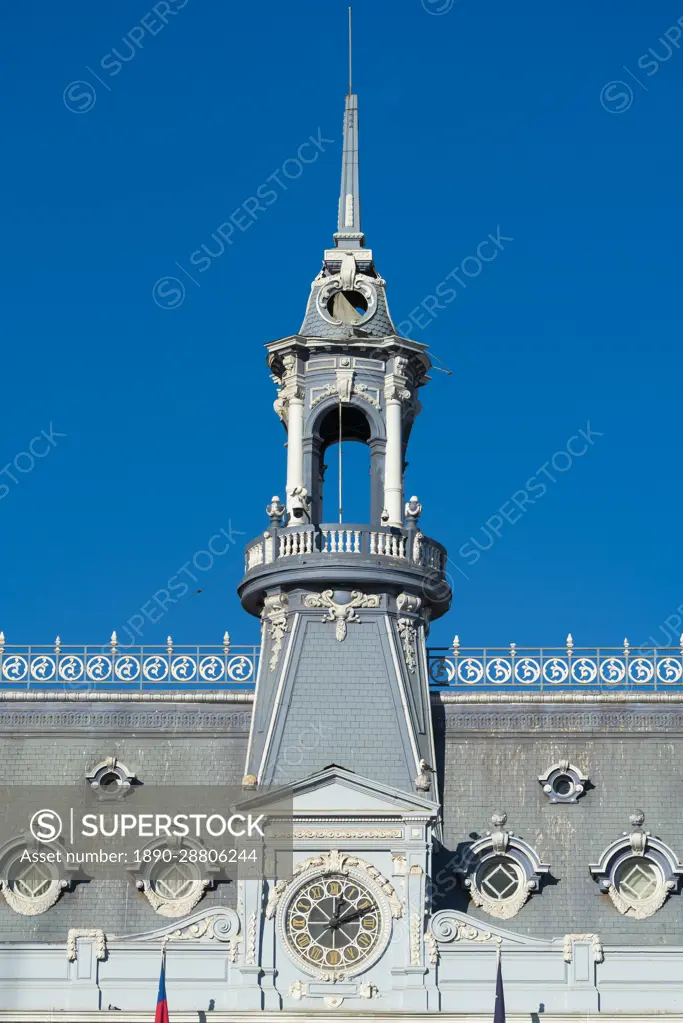 Detail of facade and tower of Edificio Armada de Chile at Plaza