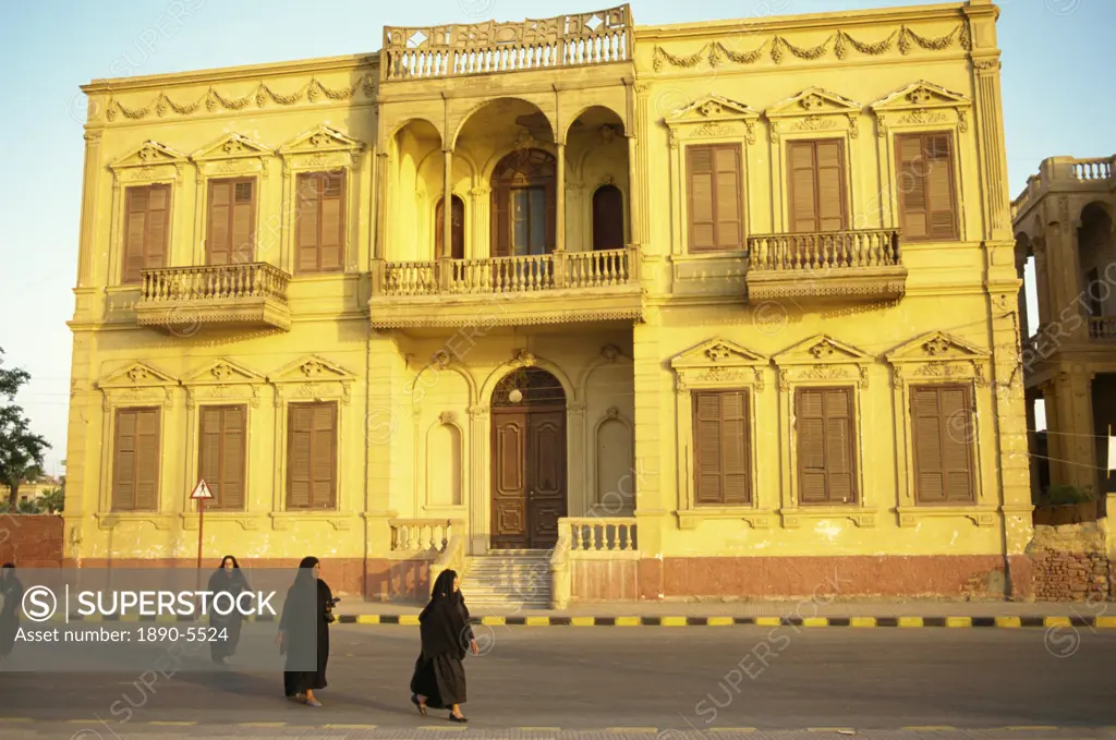 Building near Luxor Temple along Corniche road, Luxor, Thebes, Egypt, North Africa, Africa