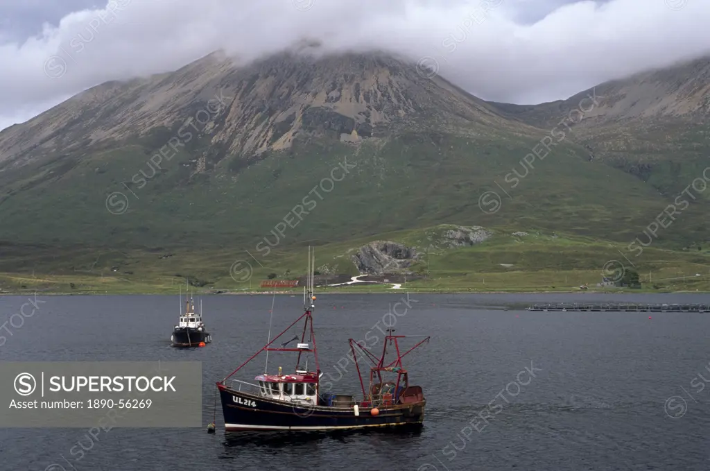 Fishing boats on Loch Slapin, Red Hills including Beinn Dearg Mhor, 709 m, behind, Isle of Skye, Inner Hebrides, Scotland, United Kingdom, Europe