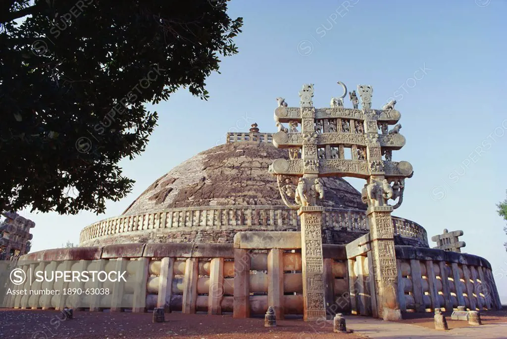 Buddhist stupa and torana gateway of Stupa 1, known as the Great Stupa, built by the Emperor Ashoka in the 3rd century BC, at Sanchi, Madhya Pradesh, ...