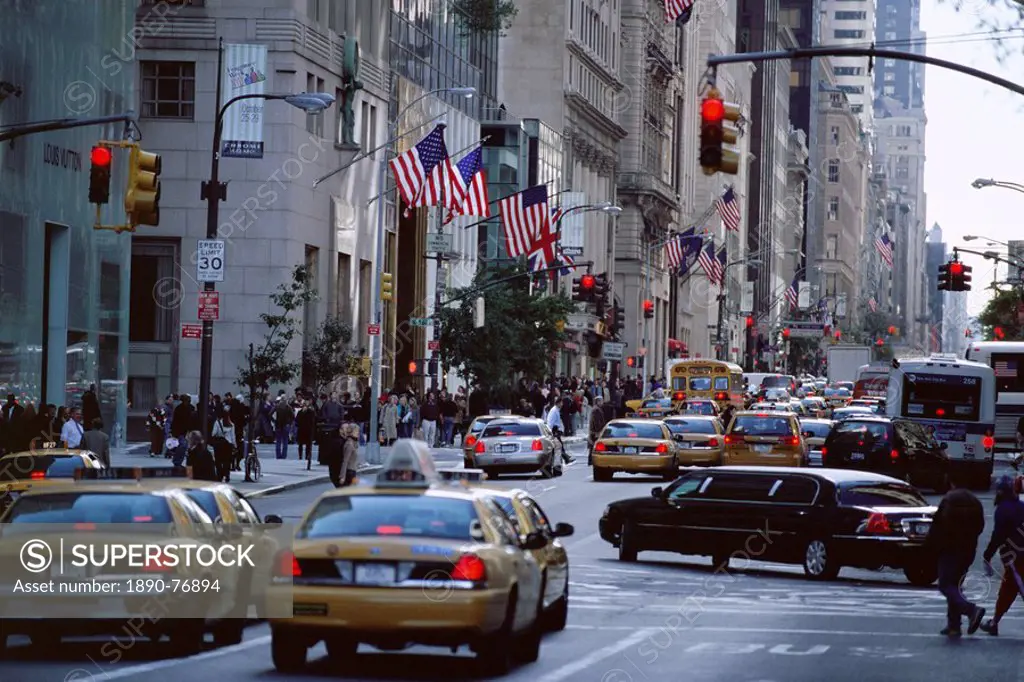 Traffic and busy street scene, 5th Avenue, New York City, New York, USA, North America