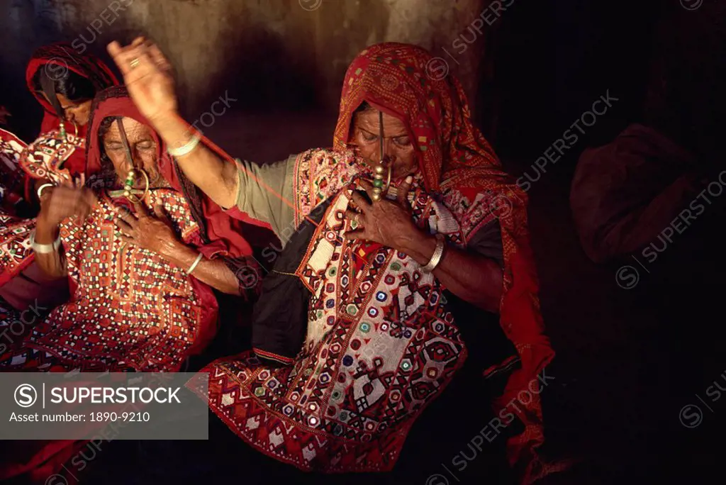 Muslim Jat tribes with gold nose rings, famous for embroidery work, Kutch district, Gujarat state, India, Asia