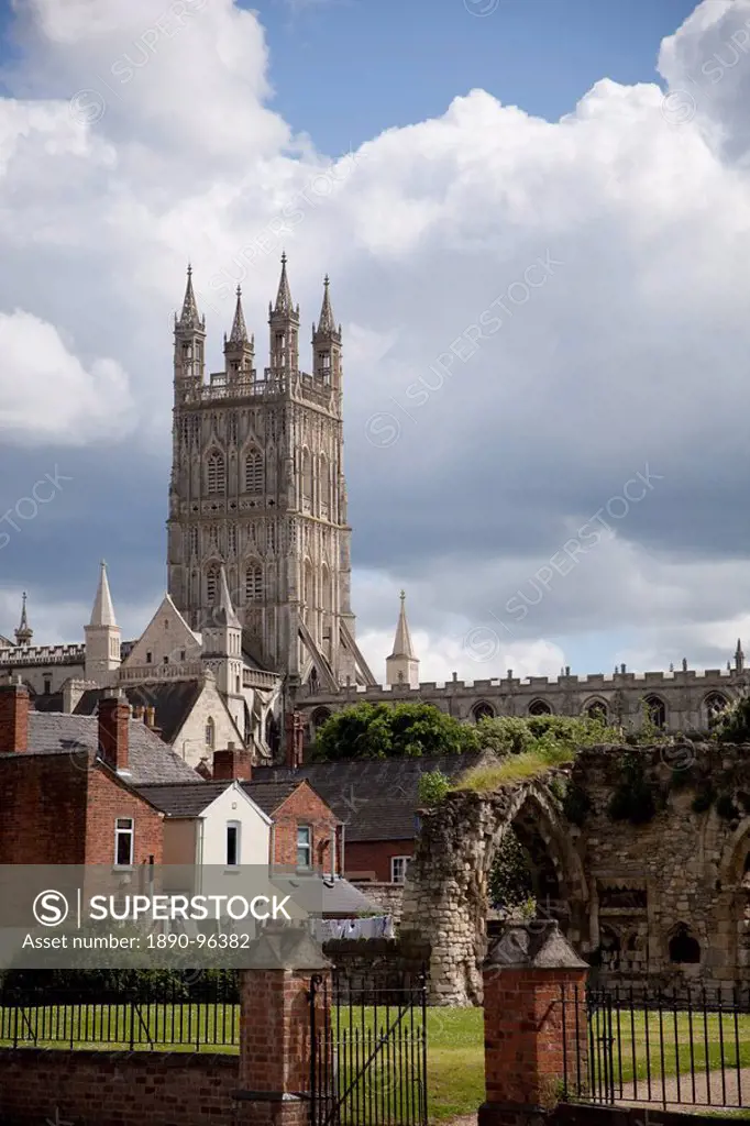 Gloucester Cathedral Tower and ruins of Bishop´s Palace, Gloucester, Gloucestershire, England, United Kingdom, Europe