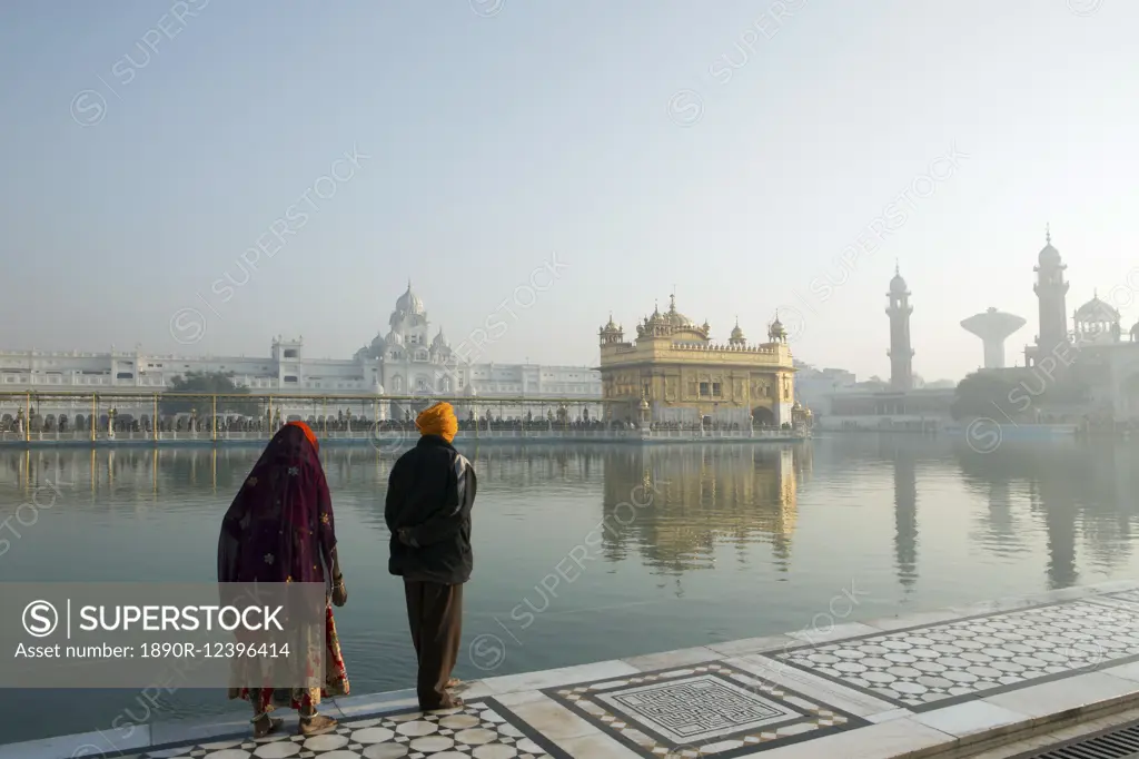 Sikh pilgrims at the Harmandir Sahib (The Golden Temple), Amritsar, Punjab, India, Asia