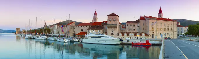 Trogir's historic Stari Grad (Old Town) defensive walls and harbour, Trogir, Dalmatia, Croatia, Europe