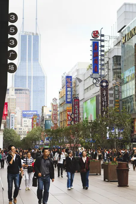 Pedestrians, Nanjing Road East, Nanjing Dong Lu, Shanghai, China, Asia