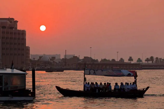 Abra Water taxi, Dubai Creek at sunset, Bur Dubai, Dubai, United Arab Emirates, Middle East