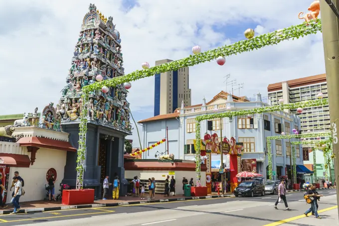 Sri Mariamman temple and Masjid Jamae (Chulia) mosque in South Bridge Road, Chinatown, Singapore, Southeast Asia, Asia