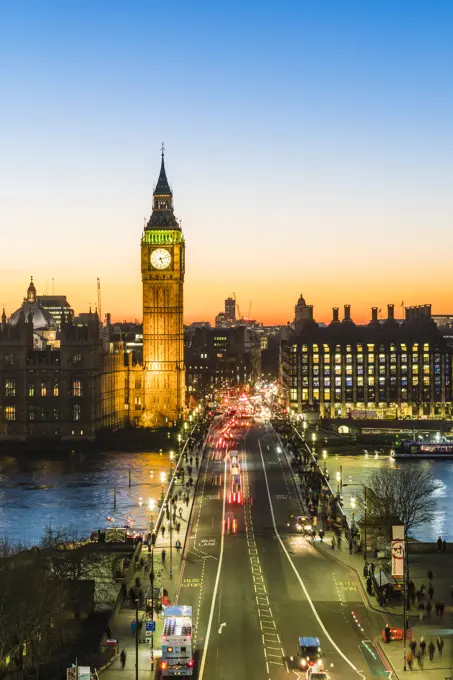 Big Ben (the Elizabeth Tower), and busy traffic on Westminster Bridge at dusk, London, England, United Kingdom, Europe