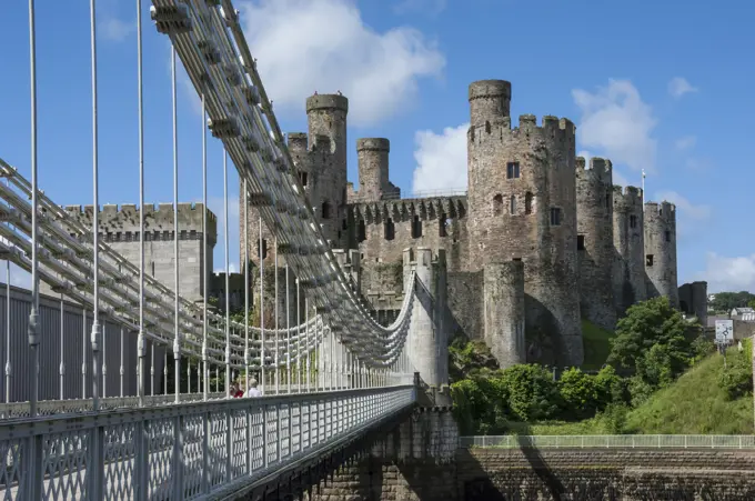 Suspension Bridge, built by Thomas Telford and opened in 1826, and Conwy Castle, UNESCO World Heritage Site, Conwy (Conway), Conway County Borough, No...