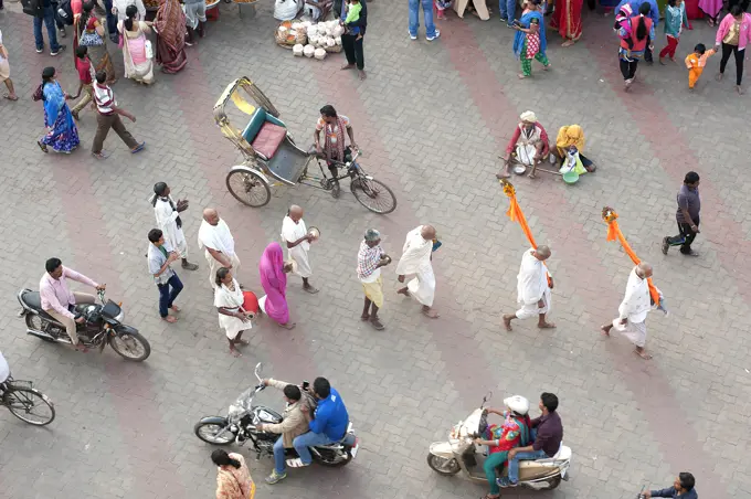 Small group of Hindu Brahmin Jagannath temple priests, heads shaved except for sikha (pigtail) indicating devotion to god, Puri, Odisha, India, Asia