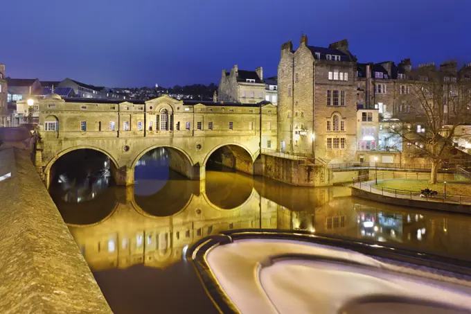 Pulteney Bridge on the River Avon floodlit at night, Bath, UNESCO World Heritage Site, Somerset, England, United Kingdom, Europe