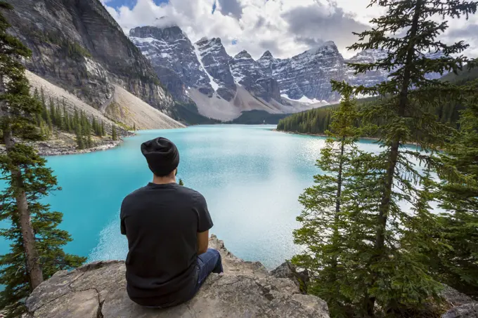 Lone traveller at Moraine Lake and the Valley of the Ten Peaks, Banff National Park, UNESCO World Heritage Site, Canadian Rockies, Alberta, Canada, No...