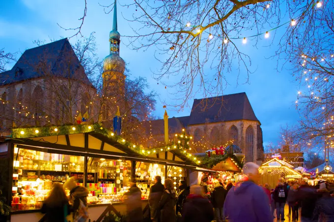 St. Reinoldi Church and Christmas Market at dusk, Dortmund, North Rhine_Westphalia, Germany, Europe