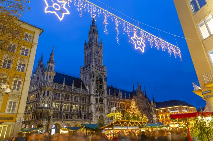 View of New Town Hall and bustling Christmas Market in Marienplatz at dusk, Munich, Bavaria, Germany, Europe