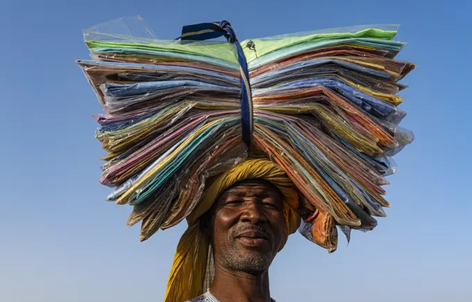 Man with sheets on his head, Animal market, Agadez, Niger, Africa