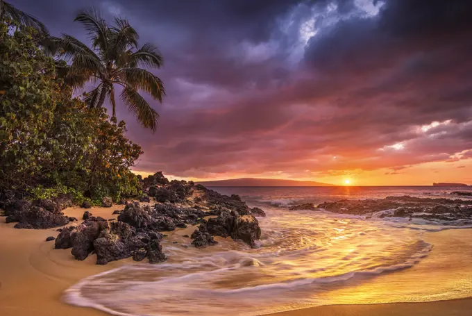 Sunset on the ocean at Pa'ako Beach (Secret Cove), Maui, Hawaii, United States of America, Pacific