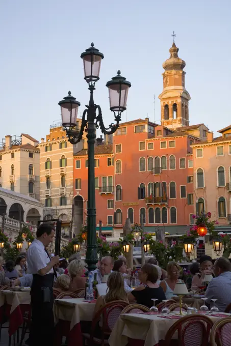 Alfresco dining near the Ponte di Rialto, San Polo district, Venice, Veneto, Italy, Europe