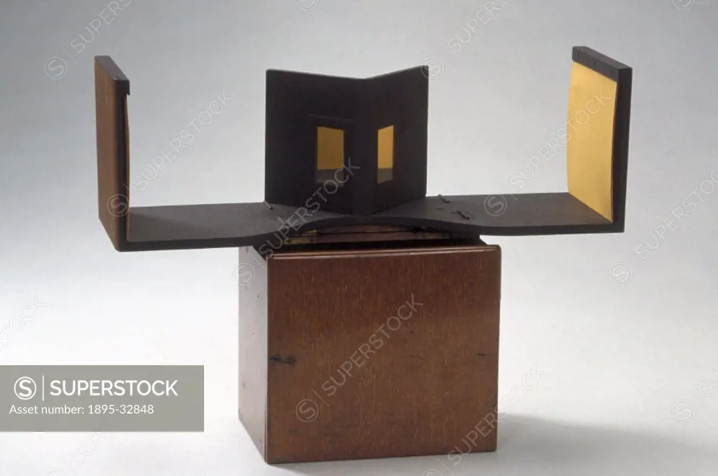 Wheatstone´s stereoscope, 19th century.Small form stereoscope, made by Charles Wheatstone (1802-1875). Wheatstone demonstrated his stereoscope to the ...