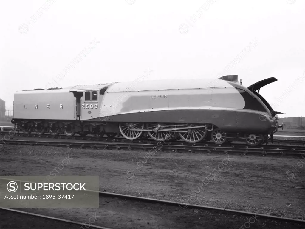 A4 class Pacific 4-6-2 locomotive number 2509 ´Silver link´ at Doncaster works, September 1935.  This streamlined locomotive was designed by Sir Nigel...