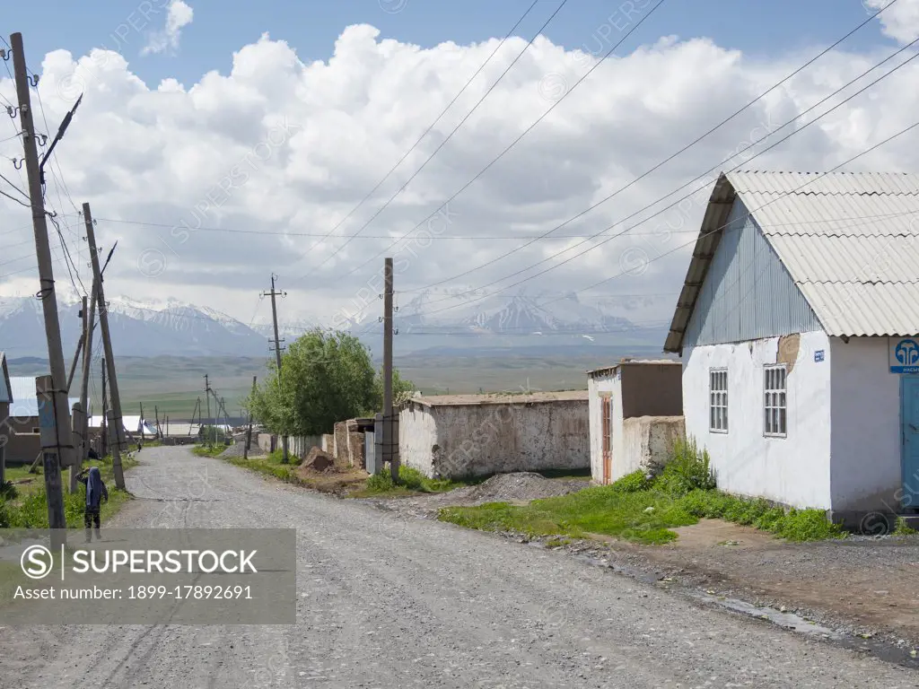 Village Sary Mogol in Alaj Valley. part of Pamir mountain range. Asia. Central Asia. Kyrgyzstan. (Photo by: Martin Zwick/REDA&CO/UIG)