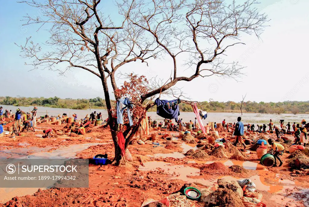 View of an artisanal gold mining site in Sadiola (north-western Mali). Gold attracts several young people from the region (Ghana, Guinea, Burkina-Faso, Senegal, etc.) to its mining sites where gold miners use rudimentary means for its exploitation. (Photo by: Amadou Keita/Afrikimages Agency/UIG)