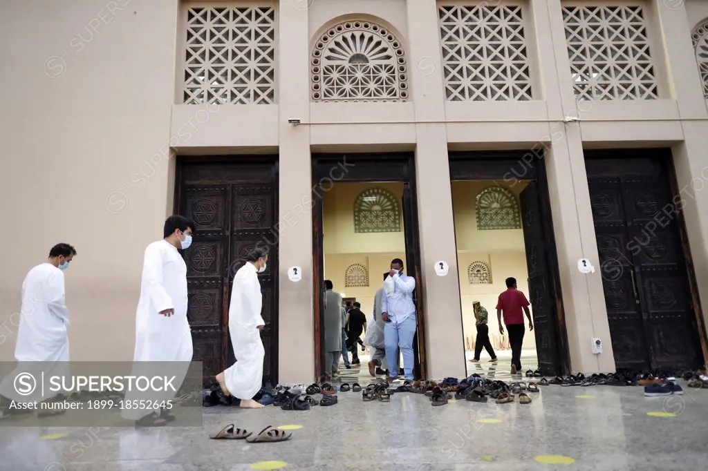 Bur Dubai Grand Mosque during Ramadan. Men entering the mosque for prayer.  Dubai. United Arab Emirates.