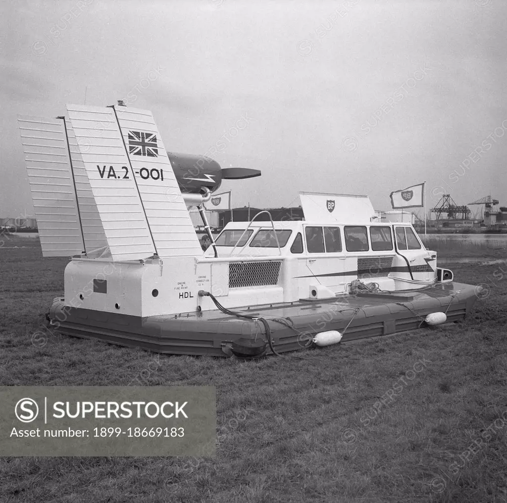 Hovercraft VA 2 demonstrates. On the water in the Ussellincxhaven Date April 17, 1963.