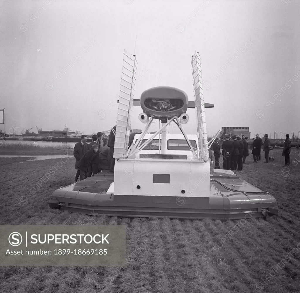 Hovercraft VA 2 demonstrates. On the water in the Ussellincxhaven Date April 17, 1963.