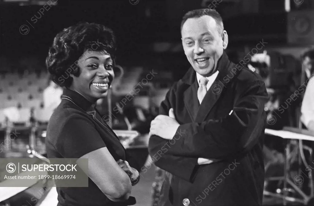 Donna Hightower in Watch the Rijkshow, Donna Hightower and Rijk de Gooyer / Date April 16, 1964.