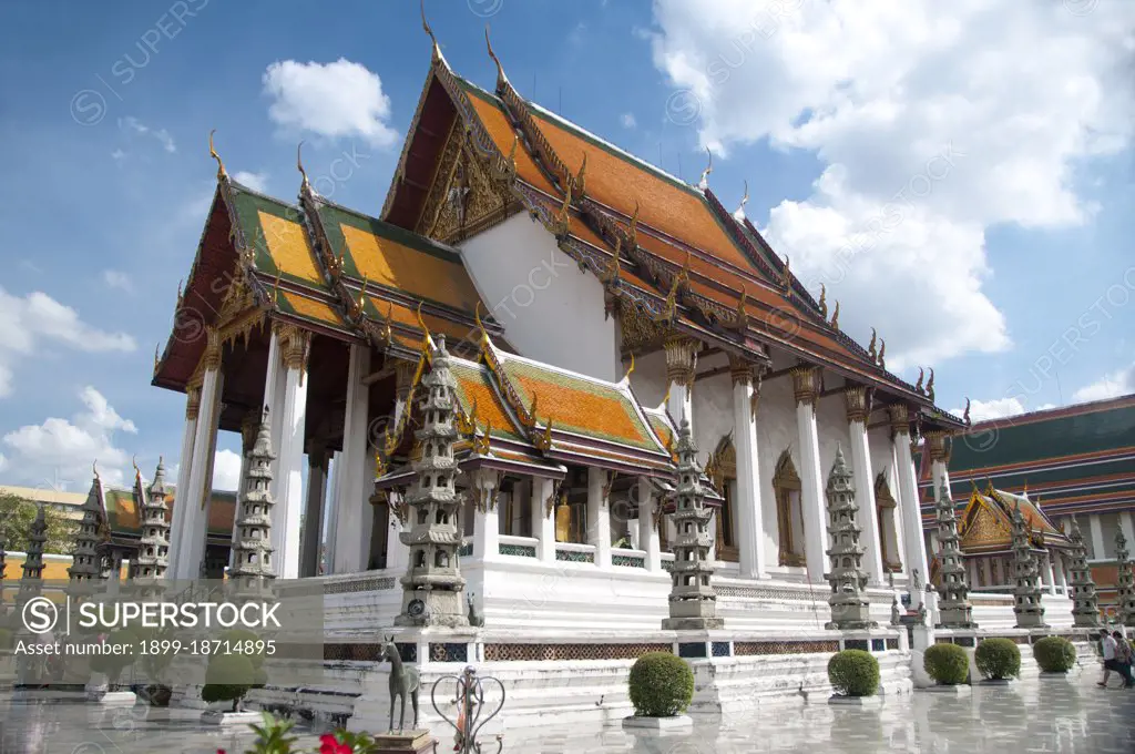 Wat Suthat Thepphawararam is a royal temple of the first grade, one of six such temples in Thailand. Construction was begun by King Buddha Yodfa Chulaloke (Rama I) in 1807. Further construction and decorations were carried out by King Buddha Loetla Nabhalai (Rama II) who helped carve the wooden doors, but the temple was not completed until the reign of King Jessadabodindra (Rama III) in 1847. The temple is a fine example of the Rattanakosin architectural style. It also contains the Buddha image Phra Sri Sakyamuni or 'Sisakayamunee' which was moved from Sukhothai province.