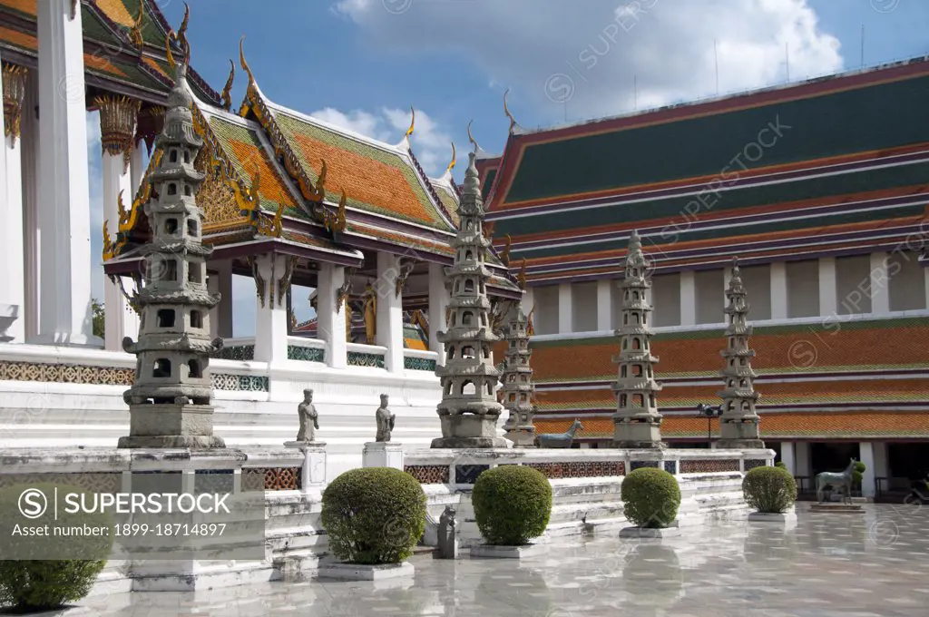 Wat Suthat Thepphawararam is a royal temple of the first grade, one of six such temples in Thailand. Construction was begun by King Buddha Yodfa Chulaloke (Rama I) in 1807. Further construction and decorations were carried out by King Buddha Loetla Nabhalai (Rama II) who helped carve the wooden doors, but the temple was not completed until the reign of King Jessadabodindra (Rama III) in 1847. The temple is a fine example of the Rattanakosin architectural style. It also contains the Buddha image Phra Sri Sakyamuni or 'Sisakayamunee' which was moved from Sukhothai province.