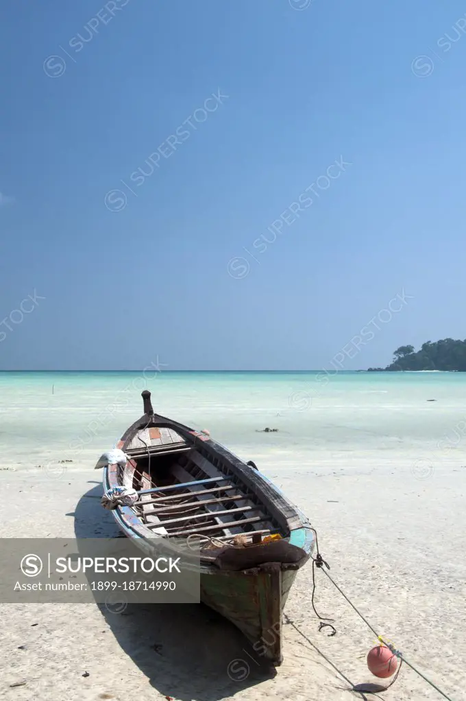 The Sea Gypsies’ or Moken of the Andaman Sea, known in Thai as chao thalae or people of the sea’, are divided into three groups. They number between 4,000 and 5,000, they live only on the coast, either in huts by the shore, or on craft that ply the coastal waters from the Mergui Archipelago in Burma to the Tarutao Islands in Southern Thailand.