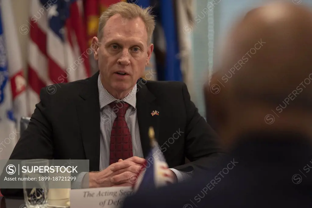 Reportage:   U.S. Acting Secretary of Defense Patrick Shanahan hosts Secretary of National Defense of the Philippines Delfin Lorenzana (obscured) at the Pentagon, Washington, D.C., April 1, 2019.