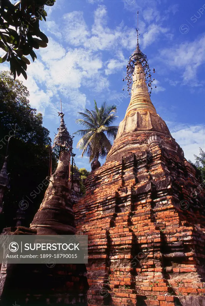 Wat Chom Sawan (Jom Sawan) is a late 19th century Shan temple, with both Shan and Burmese architectural elements. Phrae was built next to the Yom River in the 12th century and was part of the Mon kingdom of Haripunchai. In 1443, King Tilokaraj of the neighbouring Lanna kingdom captured the town.