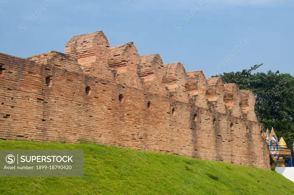 Just a part of one of the shorter sides of Nakhon Si Thammarat's long, original rectangle of walls is still standing, but this section has been carefully restored. These impressive remains still gives a clear impression of what the fortifications must have been like when they stood within defensive moats, resisting first King Taksin, and then the invading Burmese, during the early Rattanakosin period. The remains of the ancient brick-built walls of Nakhon Si Thammarat are topped with crenellated battlements in the familiar shape of Buddhist bai sema. The imposing structure is broken by part of the only surviving city gate, the northern one, which boasts a strongly fortified gate house and a wide, high arch. In times past the walls of Nakhon Si Thammarat were defended by four strong corner-forts, but these have totally disappeared. Originally the wall enclosed an area measuring about half a kilometre from East to West, by just over two kilometres from North to South. Today only the nort