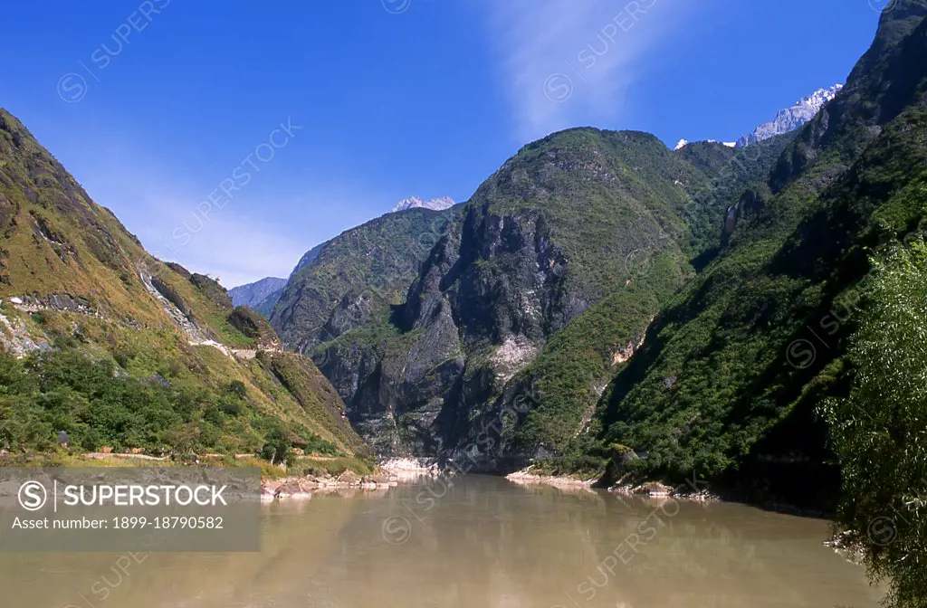 Tiger Leaping Gorge is located north of Lijiang. The Yangtze (Yang Zi) River flows through the canyon. The gorge is part of the Three Parallel Rivers of Yunnan Protected Areas World Heritage Site. The river cuts between Jade Dragon Snow Mountain (5,596 m) and Haba Snow Mountain (5,396 m) forming Tiger Leaping Gorge.