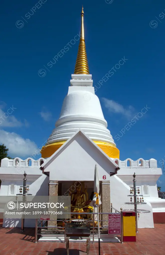 Phra Chedi Luang sits atop Khao Tang Kuan, a hill to the north of Songkhla town. The temple was built during the reign of King Chulalongkorn (Rama V, r.1868 - 1910). The name Songkhla is actually the Thai corruption of Singgora; its original name means 'the city of lions' in Malay. This refers to a lion-shaped mountain near the city of Songkhla. Songkhla was the seat of an old Malay Kingdom with heavy Srivijayan influence. In ancient times (200 AD - 1400 AD), Songkhla formed the northern extremity of the Malay Kingdom of Langkasuka. The city-state then became a tributary of Nakhon Si Thammarat, suffering damage during several attempts to gain independence.