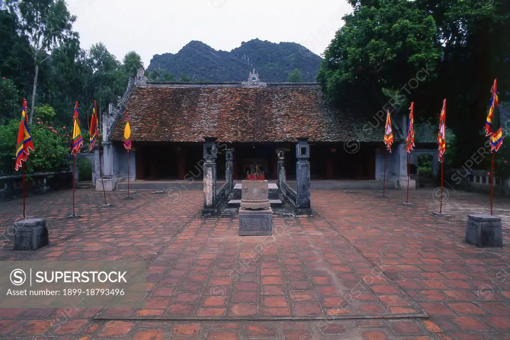 The Den Emperor Le Dai Hanh temple is dedicated to the founder of the Early Le Dynasty (980-1005), a patriot who defeated a Chinese invasion in 981. He also replaced Chinese currency with Vietnamese coinage and took steps to begin the conquest of Champa to the south, forcing the Cham king to pay tribute and carrying back the Cham royal ballet to perform at Hoa Lu. Lê Hoàn (941-1005), posthumous name Lê Đại Hành, was a king and emperor of Đại Cồ Việt (Vietnam) under the Anterior Lê Dynasty. He was the commander in chief of the army of Emperor Đinh Bộ Lĩnh, but he also had an illicit relationship with the Empress Dowager, dethroned Đinh Bộ Lĩnhs heir and proclaimed himself king in 980.