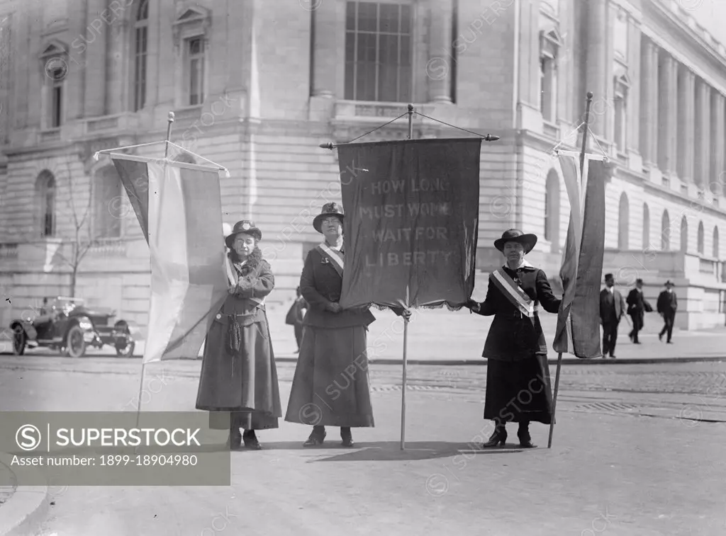 Suffragette pickets at Senate Office building ca. between 1909 and 1920.