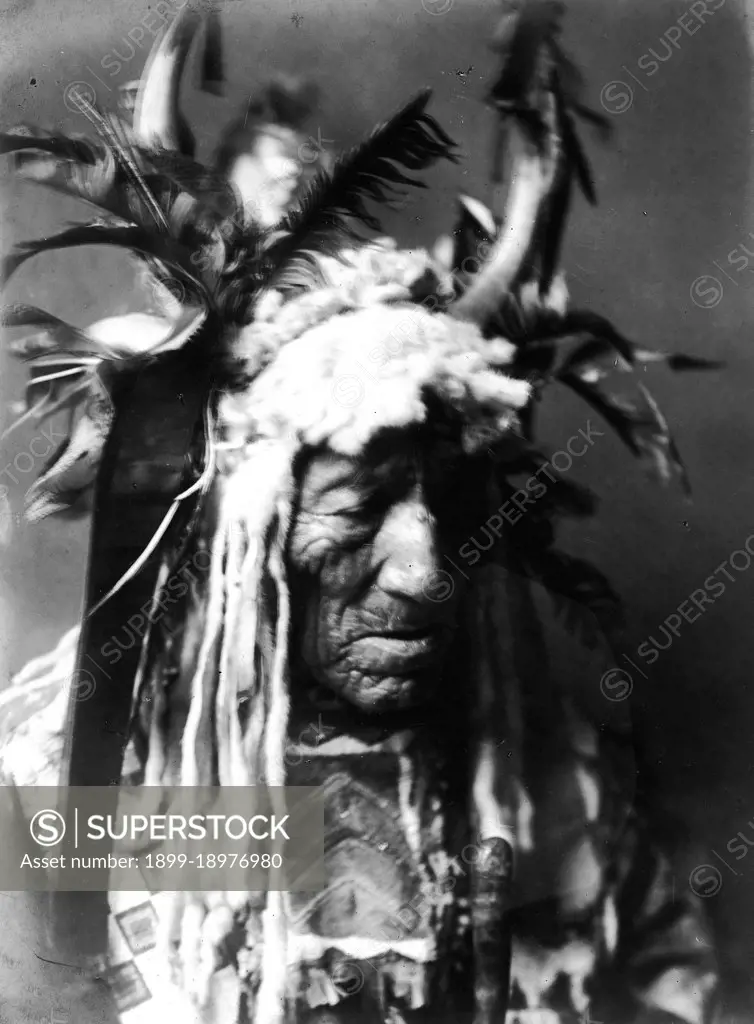 Edward S. Curtis Native American Indians - Lean Wolf--Hidatsa ca. 1908. 