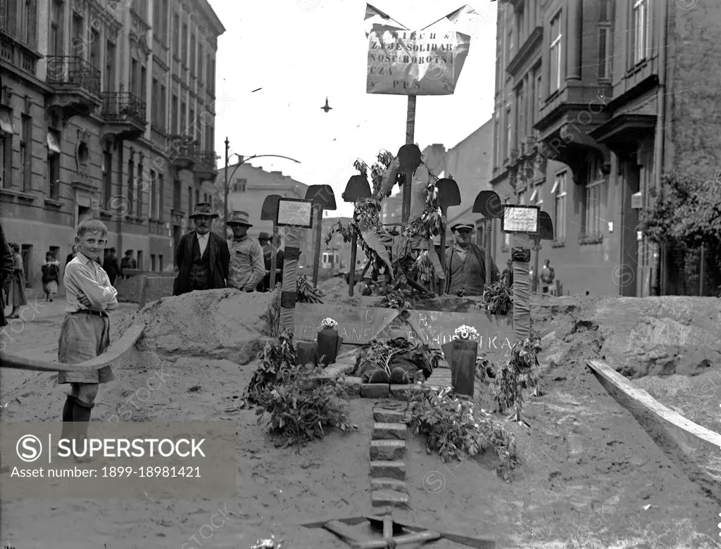 Workers' protest action. In the foreground there is the improvised tomb of an unknown worker and a plaque with the inscription 'Long live the workers' solidarity PPS' ca. 1920-1939. 