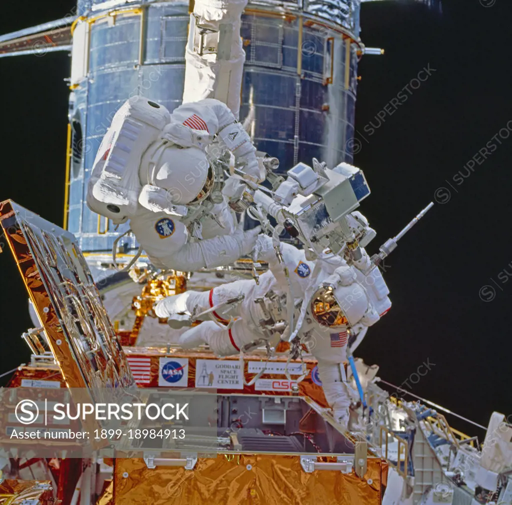 (14 May 1992) --- Astronaut Kathryn C. Thornton joins three struts together, as fourth period of extravehicular activity (EVA) proceeds in the Space Shuttle Endeavour's cargo bay.  The purpose of the final EVA on this nine-day mission was the evaluation of Assembly of Station by EVA Methods (ASEM).  Clouds over the ocean share the background with part of Endeavour's Remote Manipulator System (RMS).  . 