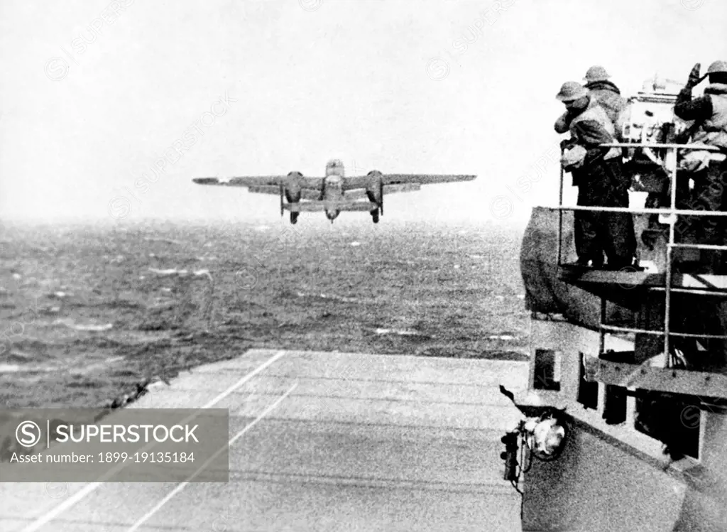 USA/Japan: A USAAF B25B Mitchell Bomber B-25 taking off from the USS Hornet for the 'Doolittle Raid' on Tokyo, 18 April 1942