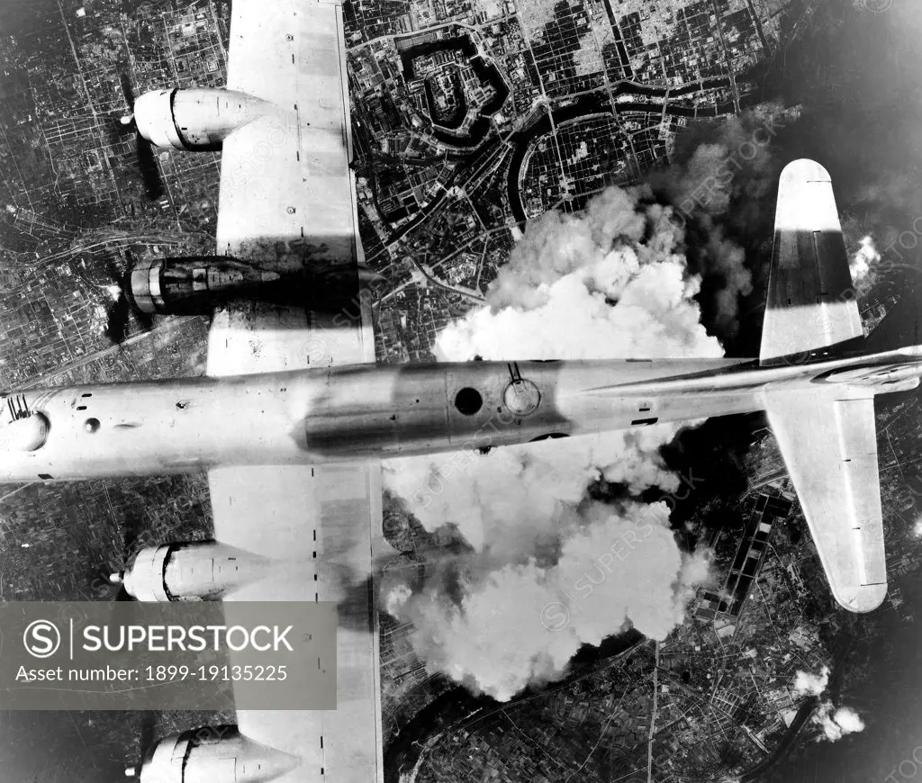 USA/JApan: A USAAF B-29 bomber over Osaka, 1 June 1945